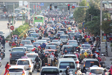 Với mật độ phương tiện tham gia giao thông quá dày đặc như thế này, xe buýt nhanh BRT muốn nhanh cũng không... nhanh nổi.
