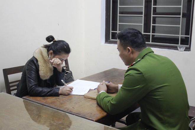 Công an lấy lời khai Nguyễn Thị Thanh Mai. Ảnh: 