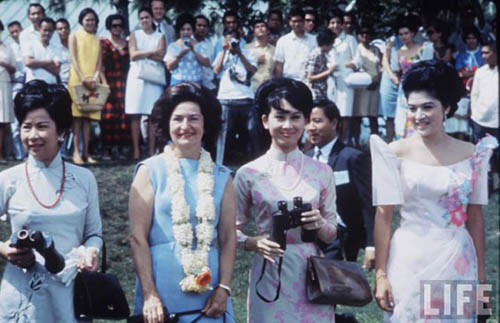 Bà Đặng Tuyết Mai (thứ 2 từ phải sang)