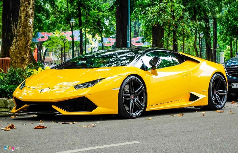 Cường Đô La nổi tiếng trong giới chơi xe không chỉ bởi có nhiều siêu xe độc mà còn bởi gu thẩm mỹ khá tốt và có kiến thức về độ xe. Mới đây, chiếc Huracan màu vàng của thiếu gia này được độ lại dàn đồ chơi hàng hiệu bắt mắt.
