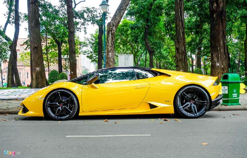 Điểm đáng chú ý đầu tiên là gầm xe được hạ thấp. Huracan nguyên bản có gầm cao chỉ 9 cm, đã rất thấp so với đường Việt Nam. Tuy nhiên, Cường Đô La tiếp tục hạ gầm thêm vài cm nữa, khiến chiếc xe gần sát mặt đường.