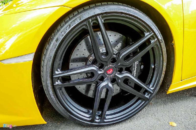 Bộ mâm hiệu Vossen Forged phía trước đường kính 20 inch, trong khi phía sau kích thước 21 inch. Mâm sơn đen mờ và những chấu mỏng giúp khoe bộ phanh gốm carbon hiệu suất cao bên trong.