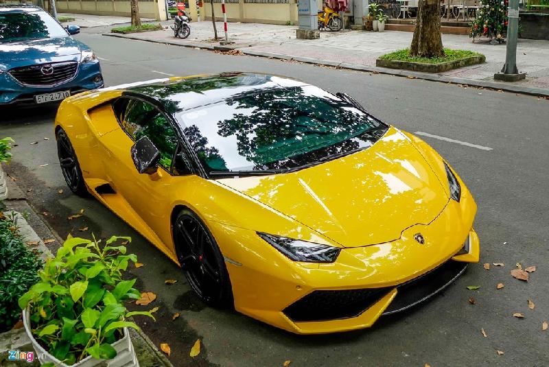 Siêu xe Lamborghini Huracan của Cường Đô La độ gầm thấp hình ảnh 6 Mui xe cũng được sơn đen bóng tạo phong cách tương phản, nổi bật.