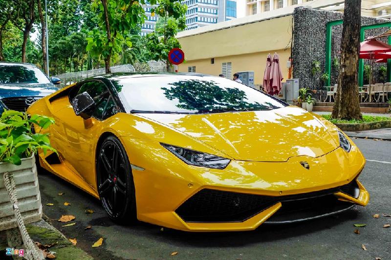 Ngoài Huracan, Cường Đô La còn sở hữu một chiếc Ferrari F12 màu đỏ độ pô và mâm khá bắt mắt.