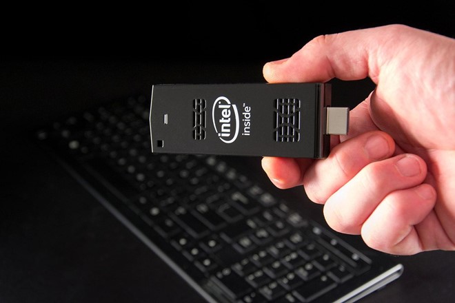 Chiếc máy tính bỏ túi Intel Compute Stick có kích cỡ chỉ to hơn chiếc USB một chút.