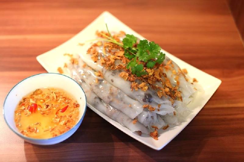 Bánh cuốn có nguồn gốc từ miền Bắc, được làm từ bột gạo, nấm, thịt lợn và hành. Bánh cuốn thường được sử dụng làm bữa sáng, ăn kèm cùng nước mắm, giá đỗ và vài lát dưa chuột. Ảnh: Huong Bui/ Youtube.