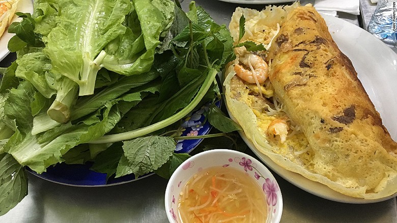 Những món ăn đường phố ngon ở TP.HCM lên báo Mỹ hình ảnh 2 Cái tên “bánh xèo” được đặt theo âm thanh xèo xèo khi chế biến trên chảo. Loại bánh này có gần giống bánh crepe quen thuộc của phương Tây, nhưng có nhân là tôm, thịt lợn và giá đỗ.