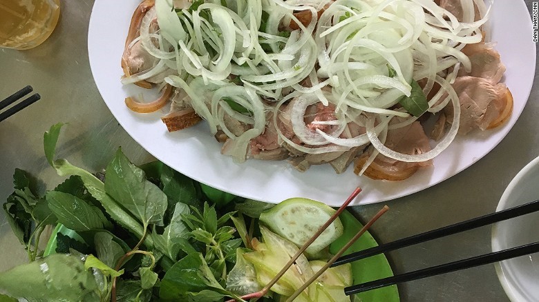 Những món ăn đường phố ngon ở TP.HCM lên báo Mỹ hình ảnh 3 Món bê thui được thực hiện bằng cách thui một con bê trên lửa cho đến khi da bị đen lại. Thịt bê được thái thành lát mỏng, cuốn trong bánh tráng cùng các loại rau gia vị, chuối xanh, khế chua, xoài xanh rồi chấm nước tương hoặc mắm nêm.