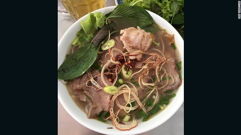 Những món ăn đường phố ngon ở TP.HCM lên báo Mỹ hình ảnh 5 Bún bò Huế: Có nguồn gốc từ kinh đô Huế xưa, giống như tên gọi, bún bò Huế được tạo nên từ các nguyên liệu chính là bún, nước dùng từ xương bò, vài lát thịt bò. Món này được ăn kèm các loại rau gia vị như húng quế, hoa chuối .