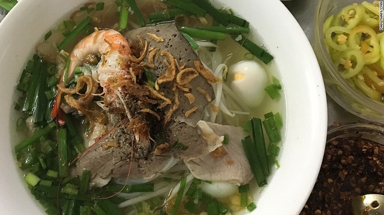 Những món ăn đường phố ngon ở TP.HCM lên báo Mỹ hình ảnh 6 Hủ tiếu Nam Vang được chế biến từ sợi mì nhỏ và mỏng hơn so với mì phở. Nước dùng được nấu từ xương lợn, ăn cùng với tôm, gan lợn, trứng cút và hành lá. Món này thường được người dân Sài Gòn gọi vào bữa trưa.