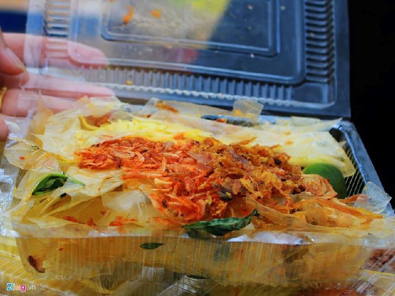 Những món ăn đường phố ngon ở TP.HCM lên báo Mỹ hình ảnh 8 Bánh tráng trộn được coi là “một phát minh thực phẩm đường phố mới” của TP.HCM. Đó là hỗn hợp của bánh tráng thái sợi, hành phi, rau răm, bò khô xé sợi, trứng cút, đậu phộng…Tất cả được trộn đều cùng với các gia vị vừa miệng và có thể ăn kèm phồng tôm. Ảnh: An Huỳnh.