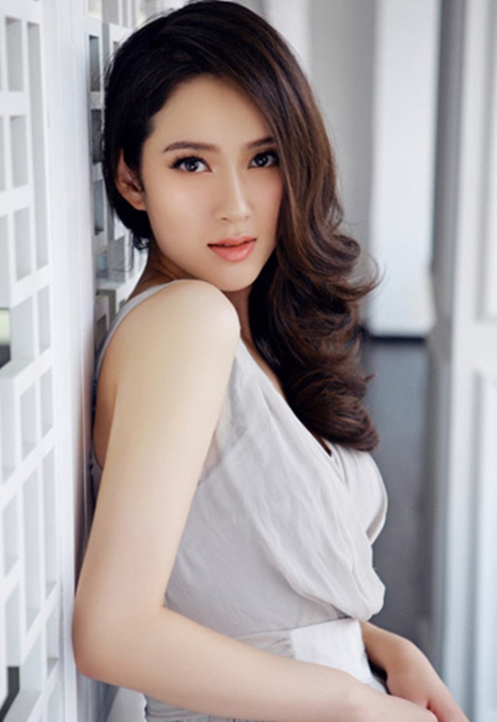 Triệu Kha vai Dự phi Bác Nhĩ Tề Cát Đặc Ách Âm Châu: là con gái của thân vương Mông Cổ, có số khắc chồng (từng 3 lần xuất giá nhưng chưa kịp về nhà chồng thì phu quân đã chết bất đắc kỳ tử). Nàng nhập cung làm phi tần của Càn Long khi đã 30 tuổi. Tuy không còn trẻ trung nhưng Ách Âm Châu có dung mạo xinh đẹp và vóc dáng khỏe mạnh của con gái thảo nguyên.