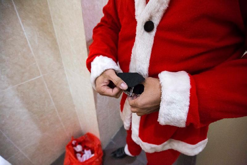 Một ngày của 'ông già Noel' chuyên nghiệp ở Hà Nội hình ảnh 2 Trong dịp Giáng sinh này, mỗi ngày, Phạm Đình Anh đi từ Bắc Ninh về Hà Nội làm công việc phát quà cho trẻ nhỏ.