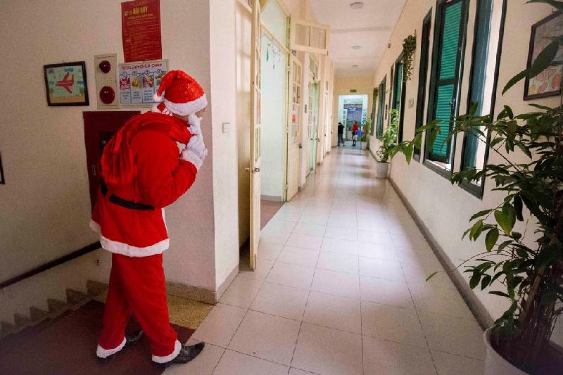 Một ngày của 'ông già Noel' chuyên nghiệp ở Hà Nội hình ảnh 3 Mỗi buổi, anh nhận từ 5 - 7 điểm tặng quà, từ lớp học đến nhà các cháu bé. Phí dịch vụ cho mỗi chuyến từ 100.000 - 200.000 đồng. Mùa Giáng sinh,