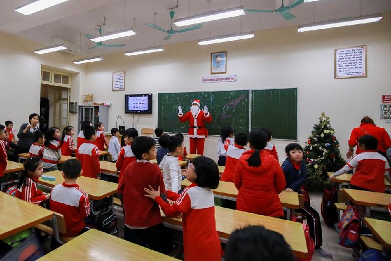 Một ngày của 'ông già Noel' chuyên nghiệp ở Hà Nội hình ảnh 4 Với mỗi lớp học, thời gian anh giao lưu và tặng quà kéo dài khoảng một tiếng.
