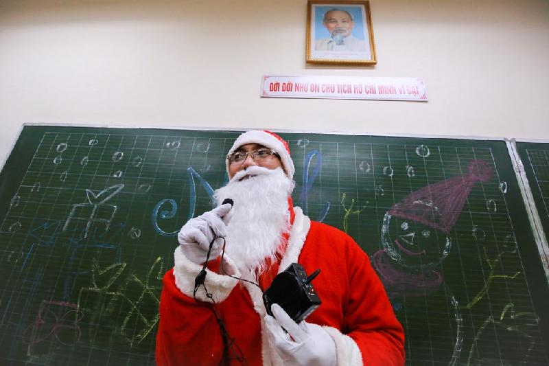 Một ngày của 'ông già Noel' chuyên nghiệp ở Hà Nội hình ảnh 5 Do lớp học có đông người, khoảng 50 cháu, anh phải dùng micro để trò chuyện.