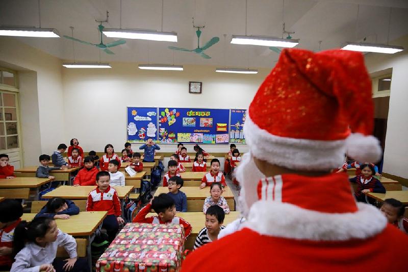 Một ngày của 'ông già Noel' chuyên nghiệp ở Hà Nội hình ảnh 6 “Ông già Noel đến từ đâu ạ?”, “Tuần lộc của ông để đâu rồi ạ?”, “Ông bao nhiêu tuổi rồi?” là những câu hỏi anh Đình Anh hay gặp.