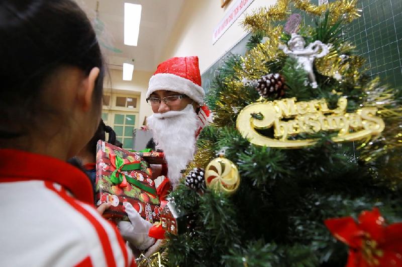 Một ngày của 'ông già Noel' chuyên nghiệp ở Hà Nội hình ảnh 8 Các em còn được căn dặn chăm ngoan, học tập tốt cùng món quà ý nghĩa.
