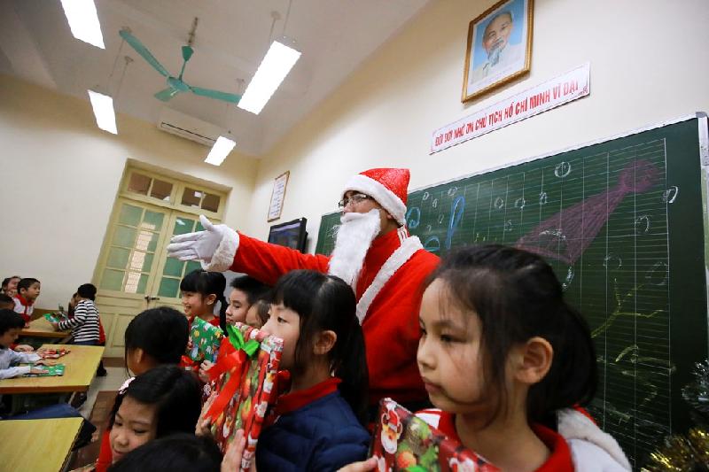 Một ngày của 'ông già Noel' chuyên nghiệp ở Hà Nội hình ảnh 9 Không thể thiếu phần chụp ảnh lưu niệm cùng các bé.