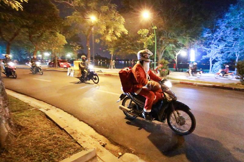 Một ngày của 'ông già Noel' chuyên nghiệp ở Hà Nội hình ảnh 10 Kết thúc công việc ở lớp học, anh mặc nguyên trang phục nhanh chóng đến địa điểm tiếp theo.