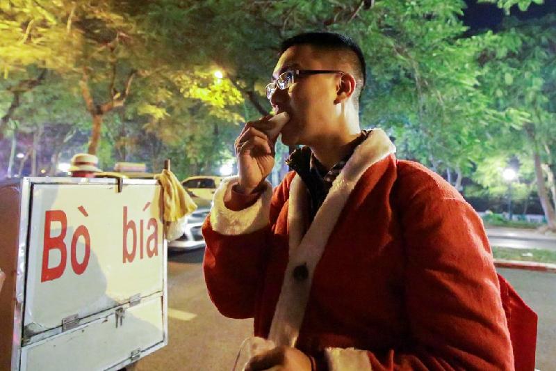 Một ngày của 'ông già Noel' chuyên nghiệp ở Hà Nội hình ảnh 11 “Biến hình” thành ông già Noel ngay sau khi kết thúc công việc chính ở công ty, anh tranh thủ ăn nhẹ để lấy sức.