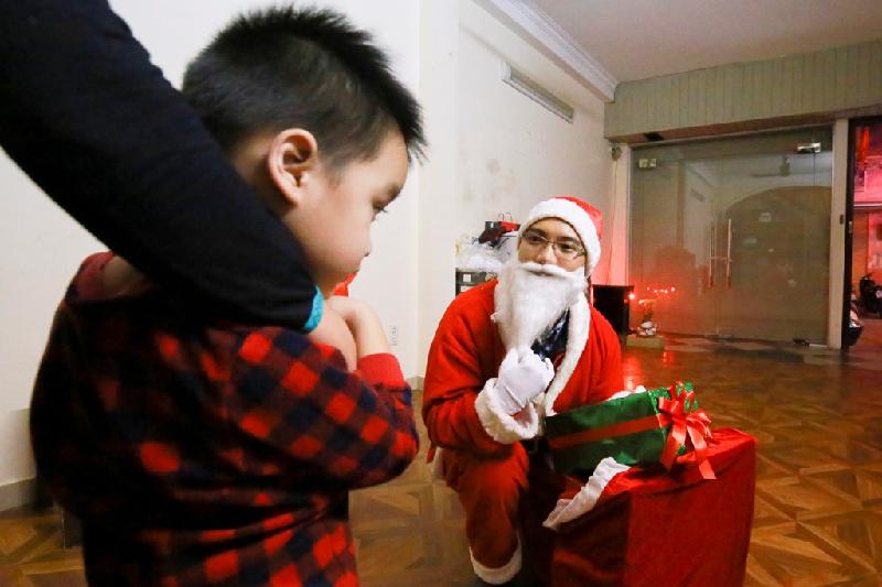 Một ngày của 'ông già Noel' chuyên nghiệp ở Hà Nội hình ảnh 14 Lúc này, anh phải vận dụng hết những “chiêu trò” để làm quen, tiếp cận cháu bé.