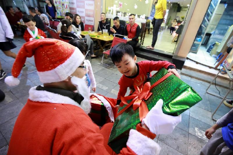 Một ngày của 'ông già Noel' chuyên nghiệp ở Hà Nội hình ảnh 15 Nhưng cũng có cháu tỏ ra rất vui vẻ, phấn khởi khi được gặp “ông già Noel”.