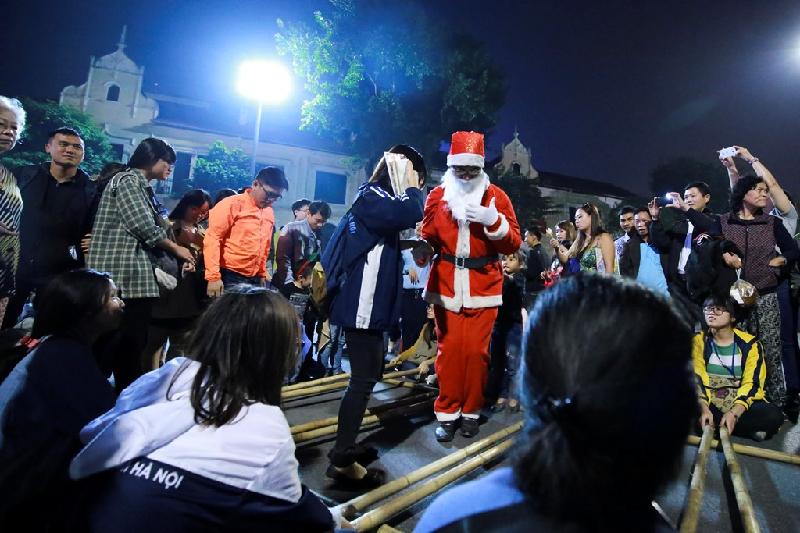 Một ngày của 'ông già Noel' chuyên nghiệp ở Hà Nội hình ảnh 16 Kết thúc một ngày làm việc, anh thư thả dạo quanh hồ Hoàn Kiếm dịp cuối tuần. Anh cho biết có những năm kết thúc công việc vào lúc 23h, phải ở nhờ nhà bạn để hôm sau đi làm bình thường.