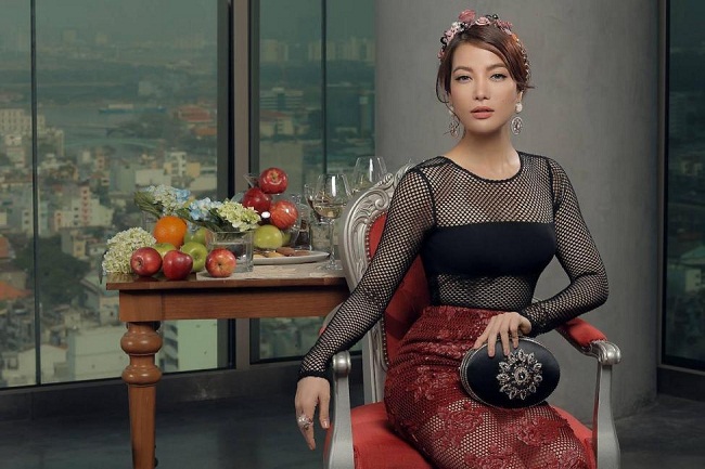 Trương Ngọc Ánh hóa thân nữ hoàng cùng style ăn mặc khá lạ lẫm.