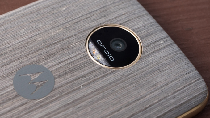 #8: Những chiếc điện thoại dòng Moto mới: Moto Z là một trong những sản phẩm đặc biệt nhất trong năm 2016 với khái niệm Moto Mods được đưa ra. Những Moto Mods giúp trang bị cho những chiếc điện thoại Moto khá nhiều tiện ích loa, máy chiếu, pin, máy ảnh gắn ngoài.... Moto dự kiến sẽ phát hành khoảng 20 mods mới cùng với một mô hình điện thoại sử dụng bộ vi xử lý và công nghệ mới nhất vào mùa hè năm 2017.
