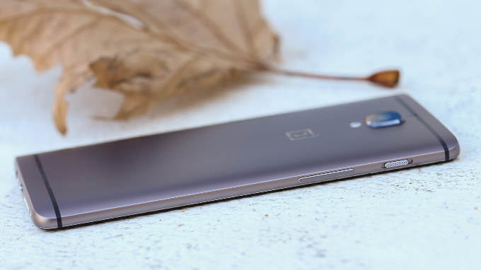 #6: OnePlus 5: OnePlus là một thành công bất ngờ trong năm 2016 và công ty hứa hẹn sẽ tiếp tục cho ra mắt những chiếc điện thoại tuyệt vời với giá thành rất phải chăng. Mỏng, nhẹ, phong cách, ngoại hình cao cấp, hiệu năng mượt mà, máy ảnh xuất sắc cùng hệ thống Dash siêu nhanh. Tất cả những yếu tố này trên OnePlus khiến người dùng kỳ vọng nhiều vào OnePlus 5 dự kiến ra mắt vào mùa hè năm 2017.
