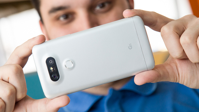 #5: LG G6: Sự thất bại của LG G5 năm 2016 là một thảm họa đối với công ty. Doanh số bán ra của mẫu điện thoại mô-đun này rất thấp. Tuy nhiên, LG G6 được đồn đại là sẽ đại tu hoàn chỉnh. LG đang được cho là sẽ bỏ rơi thiết kế mô-đun để quay lại cách tiếp cận truyền thống. Người dùng thì đang tò mò muốn xem sản phẩm mới của LG sẽ ra sao khi dự kiến ra mắt vào mùa Xuân năm 2017.