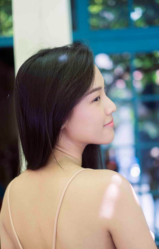 Trong bộ ảnh, Hoàng Oanh diện trang phục với chất liệu nhẹ nhàng, màu sắc thanh lịch do cô tự làm stylist. Bộ ảnh được thực hiện tại một trong một góc nhà xanh mát và yên tĩnh. Tách biệt khỏi ồn ào chốn đô thị, Hoàng Oanh có cơ hội tận hưởng không gian của riêng mình.