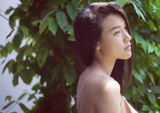 Tháng 12 này, Hoàng Oanh sẽ trở lại màn ảnh rộng qua vai diễn trong phim “Ba vợ cưới vợ ba”. Trong phim cô đóng vai người yêu của diễn viên Quang Minh, cháu ngoại của nghệ sĩ Hoài Linh.