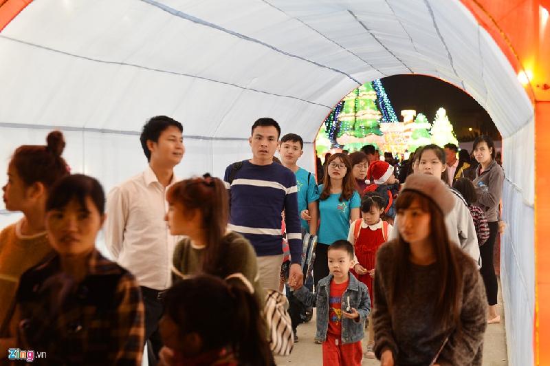 Tranh thủ ngày nghỉ cuối tuần, nhiều gia đình cho trẻ em đến thưởng ngoạn công trình đẹp mắt lần đầu tiên xuất hiện tại Hà Nội.