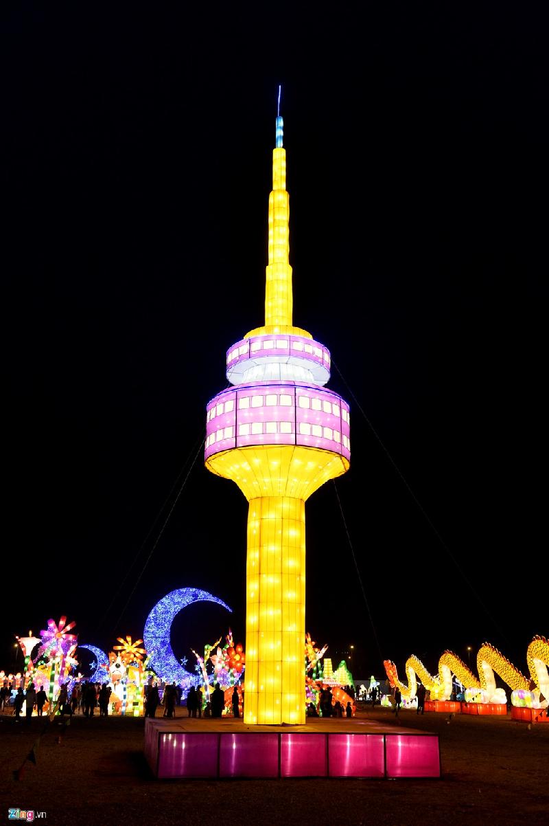 Tháp truyền hình Namsan nổi tiếng ở thủ đô Seoul (Hàn Quốc). Tên đầy đủ là tháp truyền hình N.Seoul (tên ghép của từ Namsan và Seoul), tuy nhiên, công trình thường được gọi là tháp Seoul hoặc tháp Namsan. Công trình trị giá khoảng 2,5 triệu USD này là biểu tượng, niềm tự hào của người dân xứ kim chi.