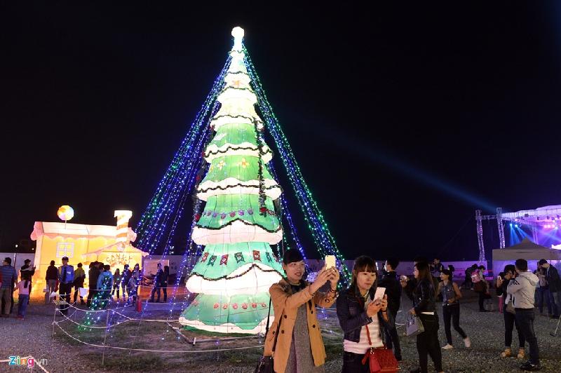 Nhân dịp mùa Giáng sinh sắp đến, khu vườn cũng trang trí nhiều hình tượng Noel như cây thông, ngôi nhà tuyết...