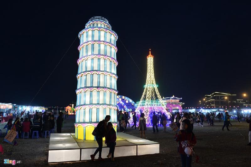 Tháp nghiêng Pisa, biểu tượng ở thủ đô Roma của Italy. Xa xa là mô hình tháp Eiffel tại thủ đô Paris (Pháp).