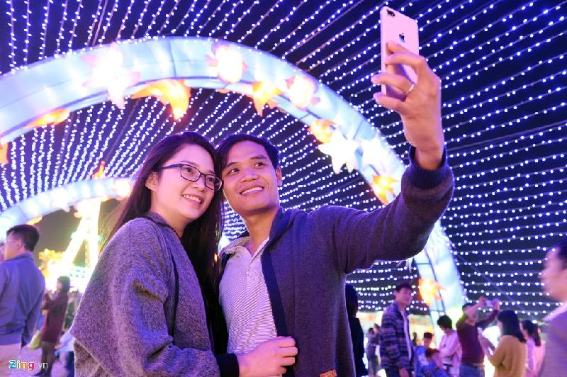 Đôi bạn trẻ Hải Yến và Thành Lâm thích thú với mô hình dưới đáy đại dương.