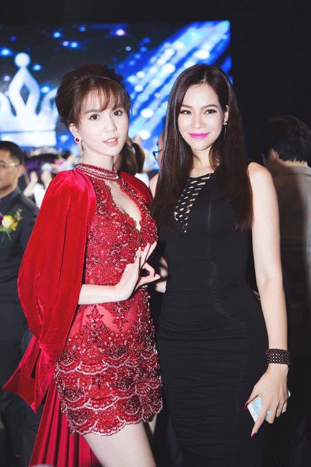 Đào Lan Phương sánh đôi cùng Ngọc Trinh trong một sự kiện Không chỉ khiến nhiều người ghen tị vì cuộc sống giàu có ngập tràn đồ hiệu, Đào Lan Phương còn khiến không ít chị em suýt xoa thì cuộc sống gia đình hạnh phúc. Người đẹp thường xuyên chia sẻ những bức ảnh đi du lịch, đi ăn cùng chồng và các con, đặc biệt đôi vợ chồng Sammy Hoàng và Lan Phương không ngại khoe những bức ảnh thân mật ngập tràn hạnh phúc.