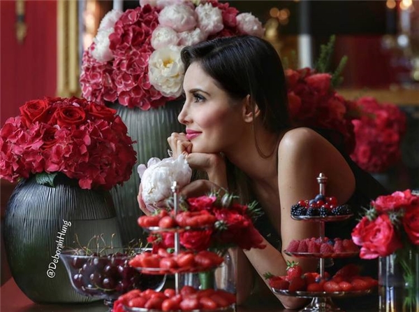 Hoa Lễ Tình nhân chồng tặng Deborah cũng không thiếu.