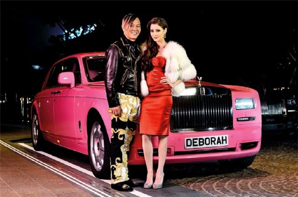 Không những thế cô còn có được một chiếc Rolls Royce được làm riêng cho mình. Cả hai vợ chồng đều là doanh nhân, đều có công việc bận rộn nhưng hai người luôn cố gắng dành nhiều thời gian cho nhau nhất có thể, đặc biệt là họ luôn cùng nhau tham dự nhiều sự kiện lớn về điện ảnh hay thời trang.