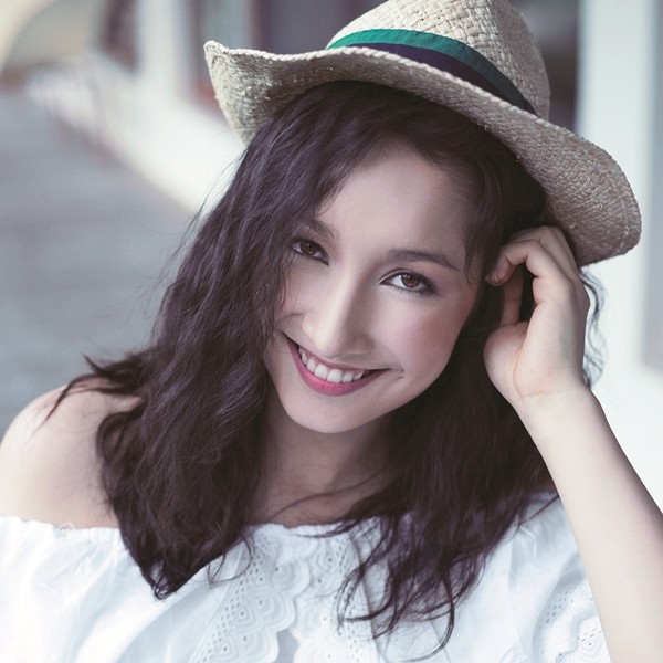 Con gái Mỹ Linh là Anna Trương, cô bằng tuổi với Hòang Châu nhà NSND Hồng Vân. Mặc dù không phải com ruột của diva nhạc Việt nhưng cô nàng được nhận xét có nhiều nét giống với Mỹ Linh.
