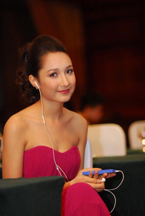 Cô cũng có những sở thích về âm nhạc giống với bố mẹ và được đánh giá ngày càng xinh đẹp hấp dẫn.