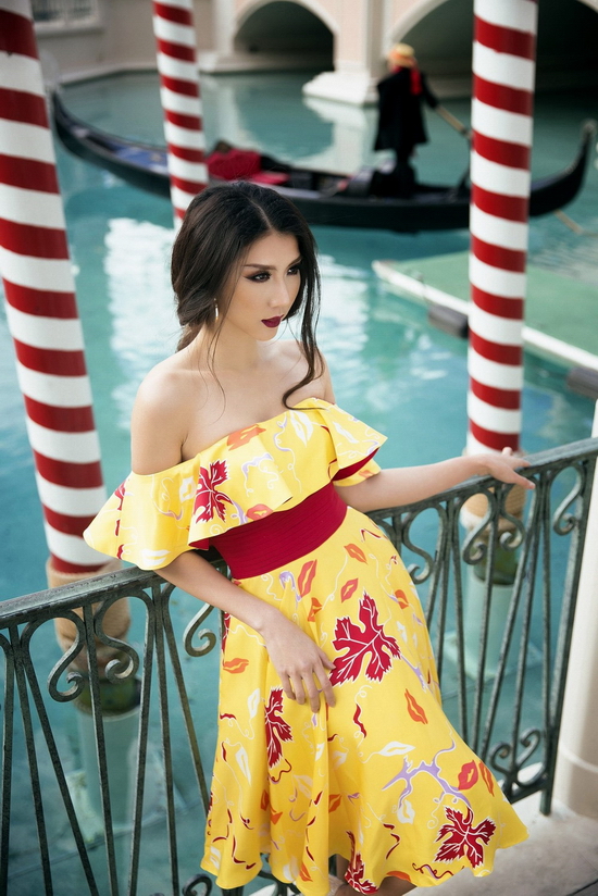 Phần thân áo xếp ly tuy giản dị, nhẹ nhàng nhưng vẫn phô diễn được bờ vai nõn nà của người đẹp.