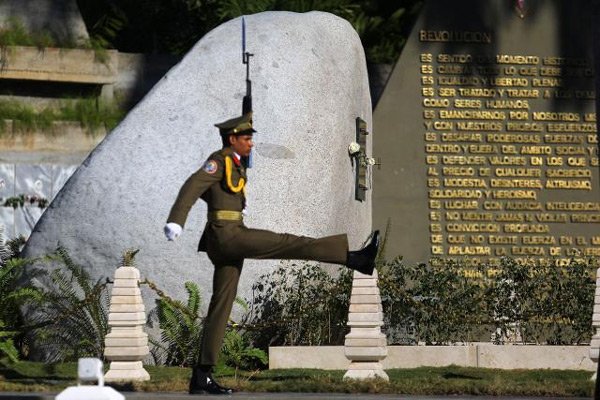 Ngôi mộ bằng đá của lãnh tụ Cuba Fidel Castro Ảnh: Reuters