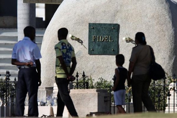 Ngôi mộ bằng đá của lãnh tụ Cuba Fidel Castro Ảnh: Reuters