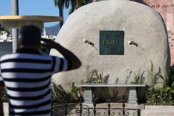 Ngôi mộ bằng đá của lãnh tụ Cuba Fidel Castro Ảnh: Reuters