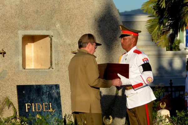 Ngôi mộ bằng đá của lãnh tụ Cuba Fidel Castro Ảnh: Reuters