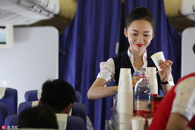Liu tiết lộ để có tư thế và nụ cười hoàn hảo trong mắt hành khách, cô cùng đồng nghiệp đã tập luyện khá vất vả trong suốt 3 tháng. Một số bài tập Liu từng phải trải qua như để bát trên đầu bước đi hay cắn đũa tập cười.